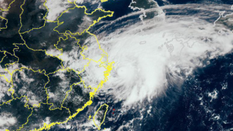 今天中午，上海拟将台风黄色预警信号升级为橙色预警