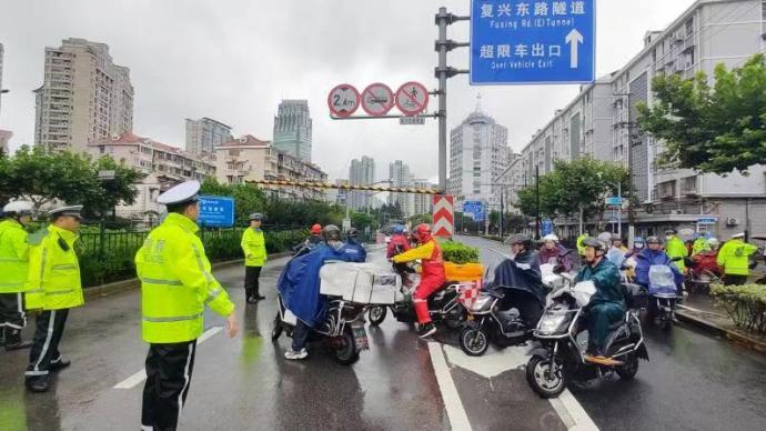 燦都丨輪渡因臺(tái)風(fēng)停航，上海交警護(hù)送非機(jī)動(dòng)車(chē)從隧道過(guò)江
