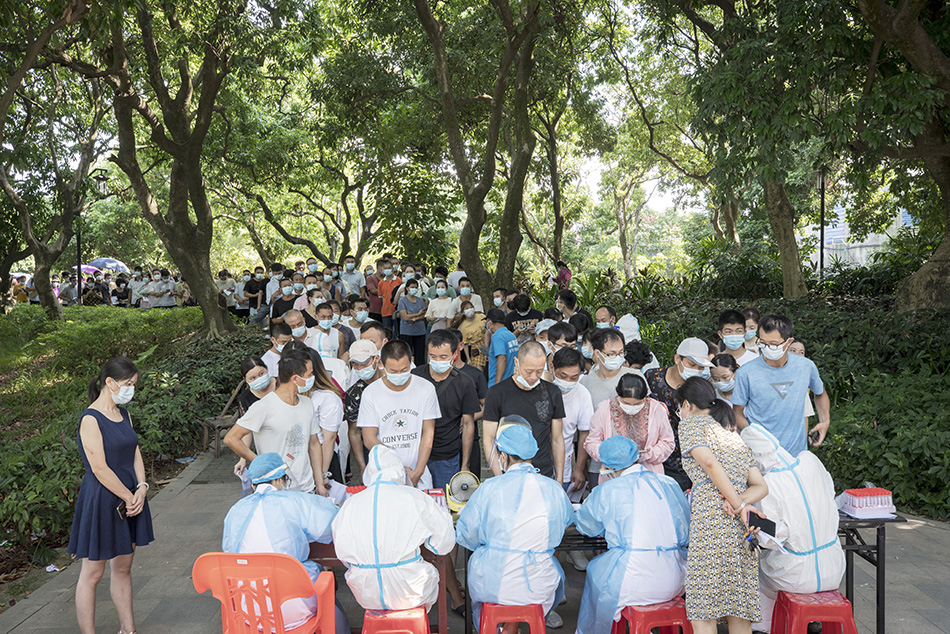 2021年9月13日,在福建莆田九华医院,当地居民一大早在排队做核酸检测