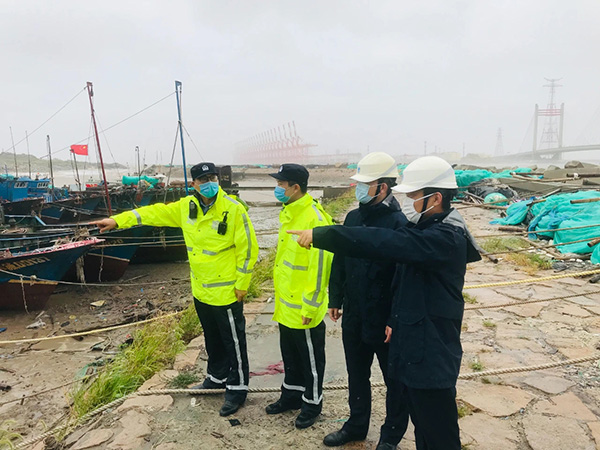 上海海事局共组织疏散船舶994艘。 本文图片均为 上海海事局 图
