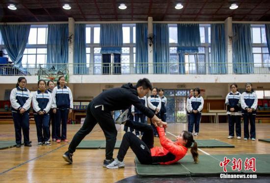 體育教師教女學生們練習女子防身術。中新社記者 張暢 攝