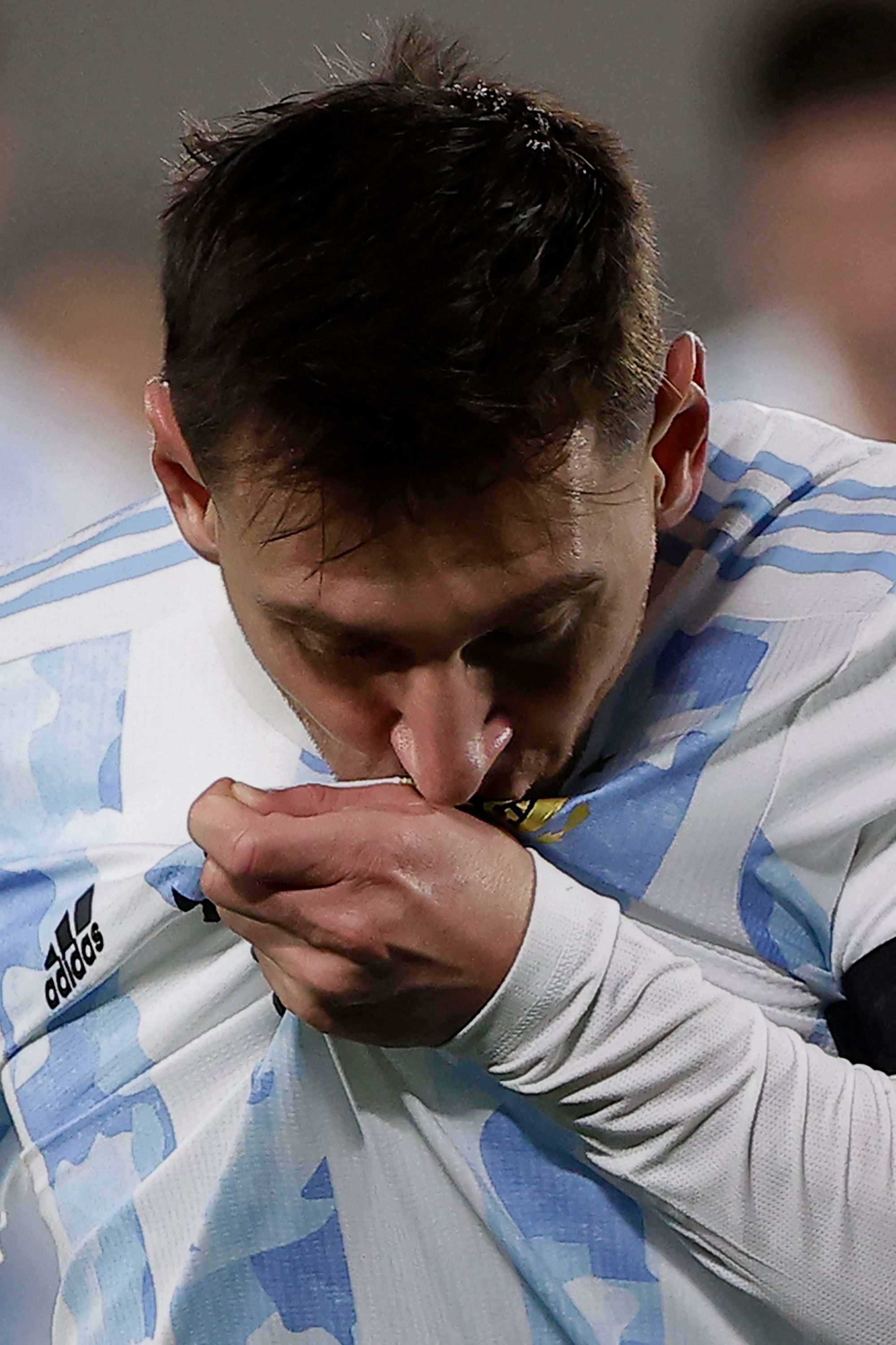 梅西親吻阿根廷隊徽。