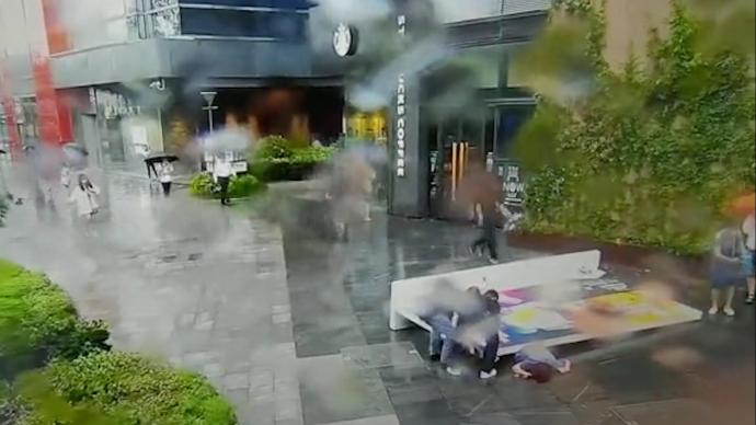 灿都 | 上海一女子被大风吹倒的广告牌砸伤，幸无生命危险