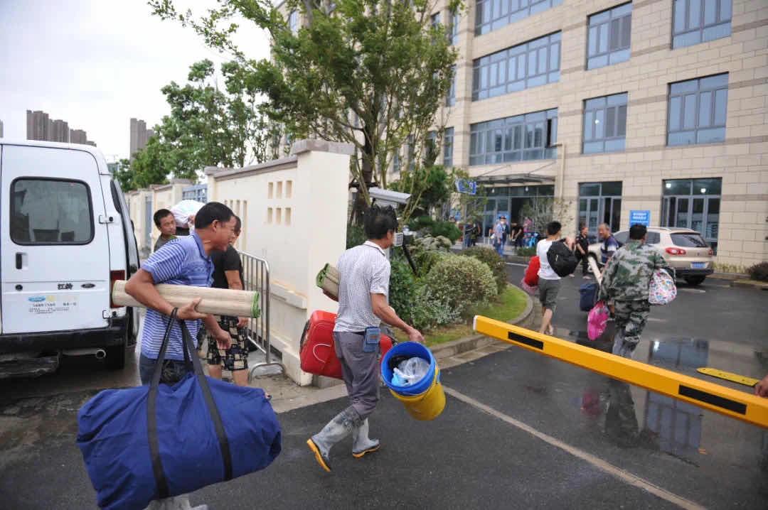 宝山居民走进临时安置点 宝山区供图