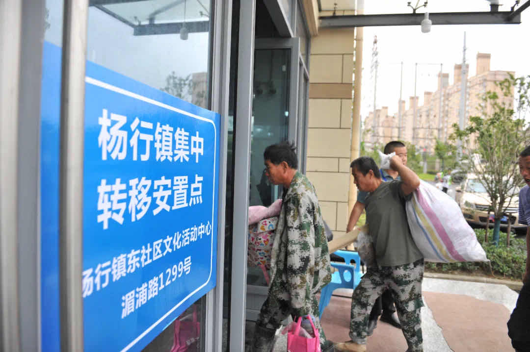 宝山居民走进临时安置点 宝山区供图
