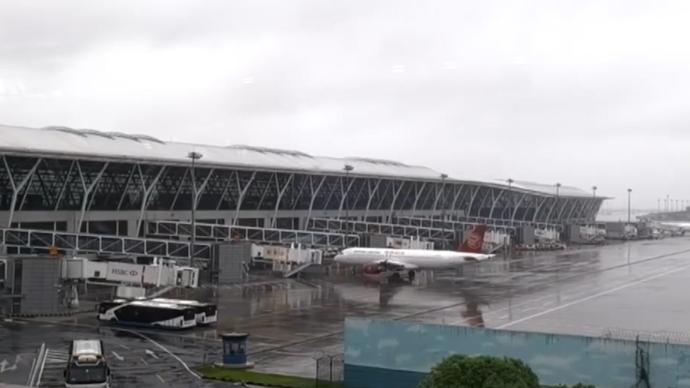 燦都丨臺風來襲,上海浦東機場停機坪僅有零星幾架飛機停放