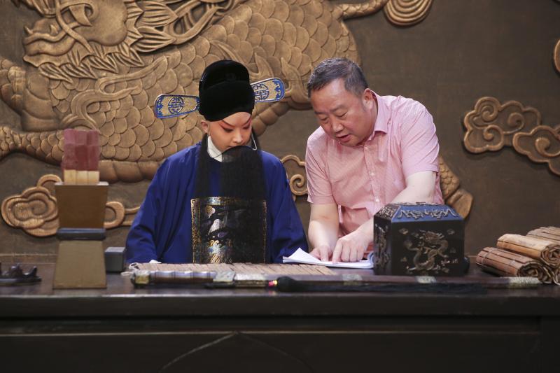 滕俊杰导演（右）在为演员王佩瑜说戏。 刘海发 摄