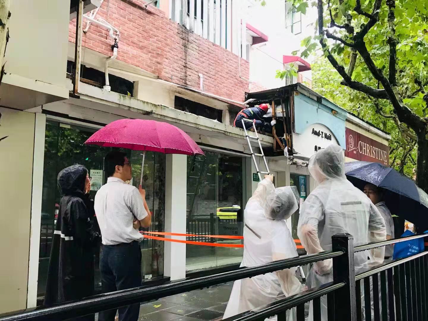 绿化市容部门检查并加固户外广告、店招店牌。