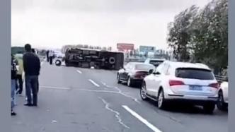 哈同高速哈尔滨路段一客车侧翻，致1死2伤