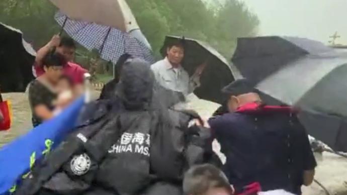 臺風(fēng)“燦都”影響渡船停渡,他們護送嬰兒與母親團聚