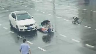 灿都丨台风来袭，上海闵行民警冒雨救助受伤老妇人