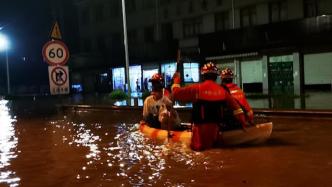 台风天宁波低洼地块被淹，消防转移人员
