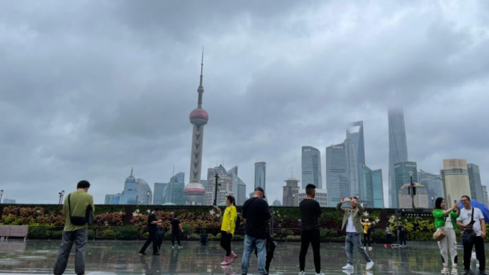 灿都丨台风影响减弱，来看细雨中的上海外滩和南京路步行街