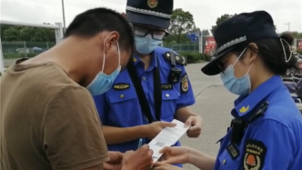 市民乱丢口罩被抓现行，上海城管呼吁规范化处理废弃口罩