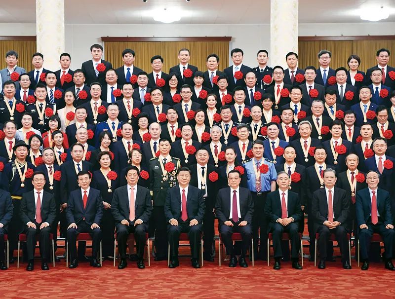 2021年6月29日,庆祝中国共产党成立100周年“七一勋章”颁授仪式在北京人民大会堂金色大厅隆重举行。<p>习近平</p>等领导同志在颁授仪式前会见全国“两优一先”表彰对象。新华社记者 申宏/摄