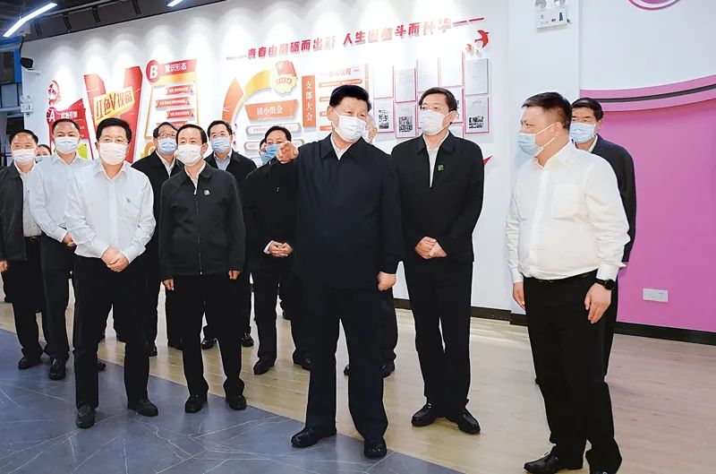2020年9月16日至18日,中共中央总书记、国家主席、中央军委主席<p>习近平</p>在湖南考察。这是17日下午,<p>习近平</p>在马栏山视频文创产业园,考察园区开展企业党建和内容生产、技术研发、人才培养等。新华社记者 李学仁/摄