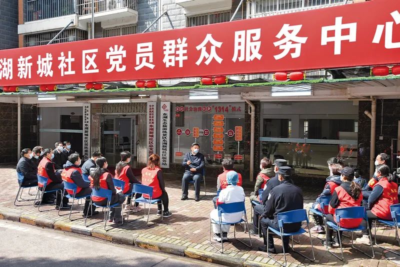 2020年3月10日,中共中央总书记、国家主席、中央军委主席<p>习近平</p>专门赴湖北省武汉市考察新冠肺炎疫情防控工作。这是<p>习近平</p>在东湖新城社区党群服务中心,同社区工作者、基层民警、卫生服务站医生、下沉干部、志愿者等亲切交流。新华社记者 谢环驰/摄