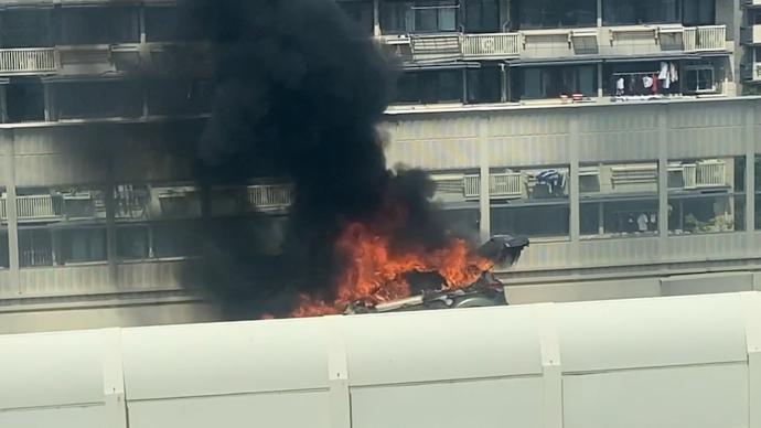 南京一高架上小车自燃，司机及时跳下报警