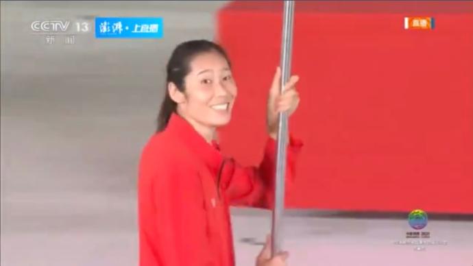 笑憨了！朱婷擔任“十四運”河南代表團旗手