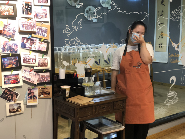 “唐宝宝”启启在梦工坊咖啡吧特别受欢迎。