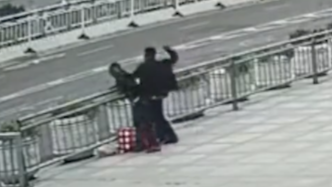 兄弟兩人因喝酒三次誤高鐵，弟弟勸導(dǎo)哥哥反被打了一頓