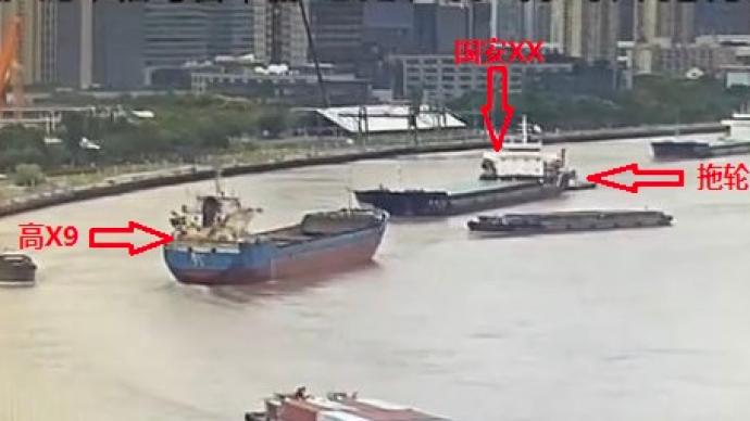 上海黄浦江上两艘海轮弯道相遇，拖轮瞬间顶船避免触碰滨江