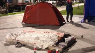 泸县震后，不少市民选择在街头自搭帐篷