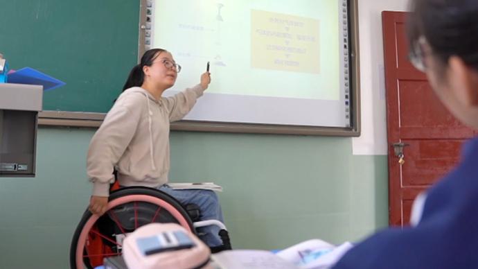 坐轮椅重回讲台，她是学生的“燕子”老师