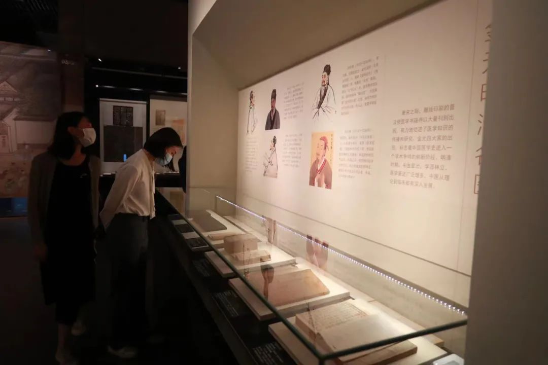 “发现中医之美”:中医药重磅考古文物展亮相成都 “发现中医之美”:中医药重磅考古文物展亮相成都