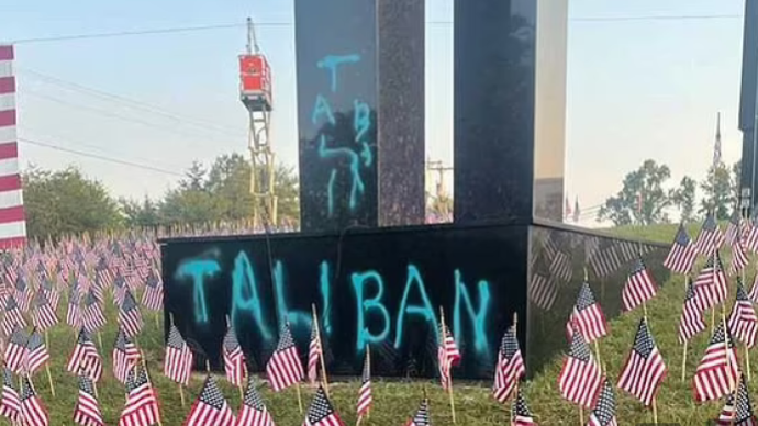 美国一座“9·11”纪念碑碑身被涂“塔利班”字样