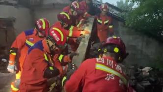 四川泸县6.0级地震，消防手刨救出一名被困群众
