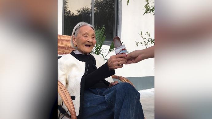 山东97岁奶奶走红： 爱笑喜欢吃雪糕，追求时尚精致生活