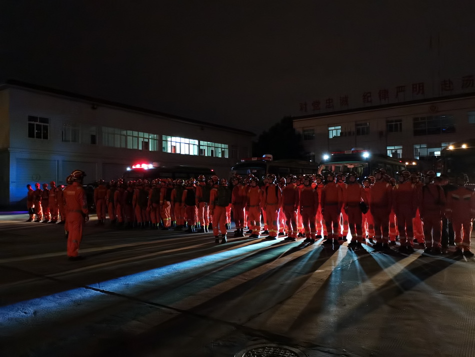 地震发生后，四川省森林消防总队立即启动应急救援预案，第一时间集结总队前指和特勤大队共100人作为第一梯队。