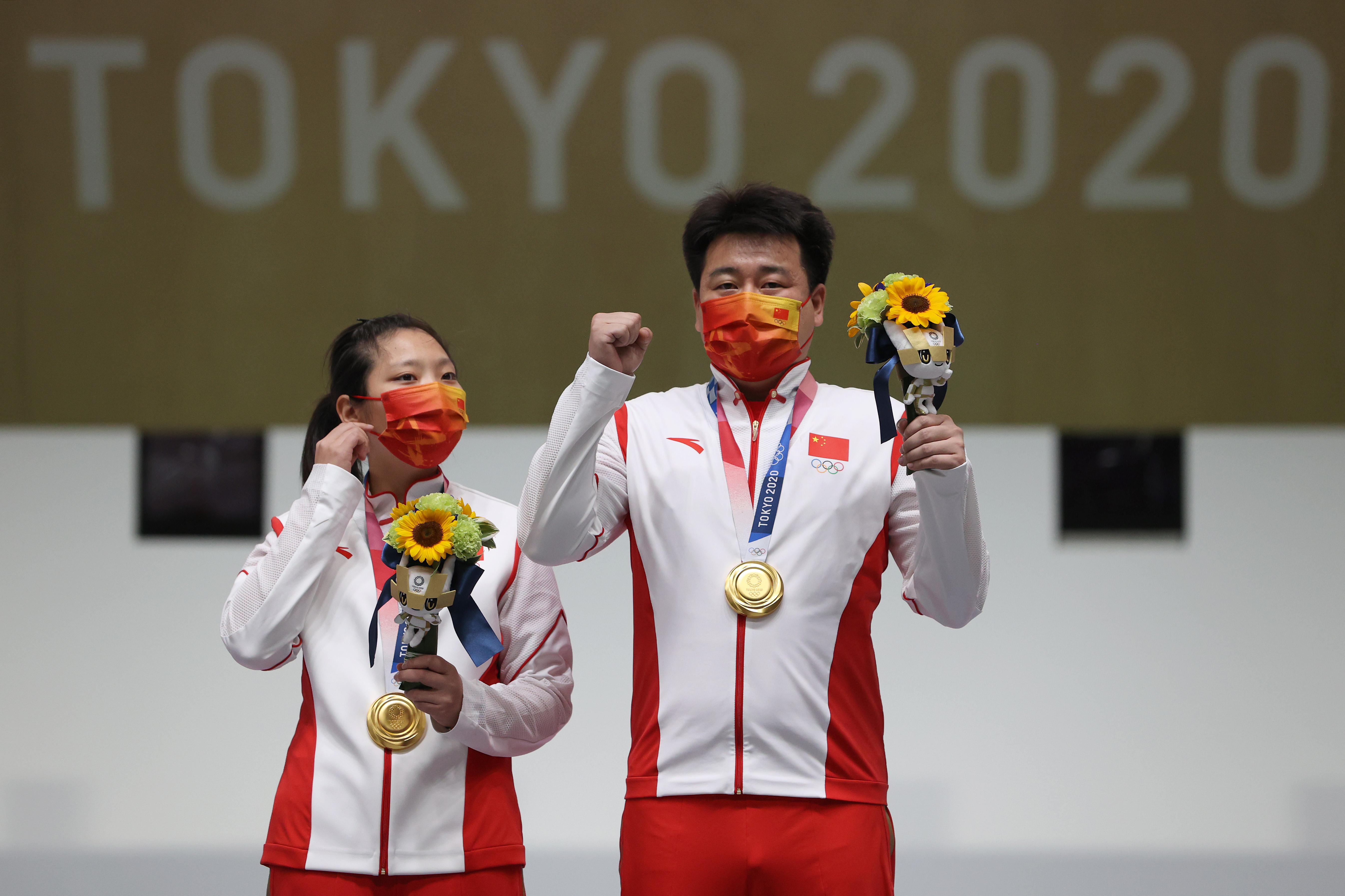 叔叔和大侄女东京奥运会10米气手枪混合团体夺金。