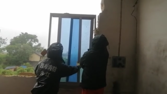 四川泸县地震救援：消防紧急拆除居民家中悬挂玻璃