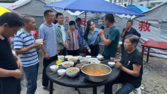 四川泸县福集镇临时安置点：各家的菜凑一桌，居民吃上了“百家饭”