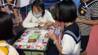 四川泸县安置点建起“儿童乐园”，志愿者带领小朋友玩游戏