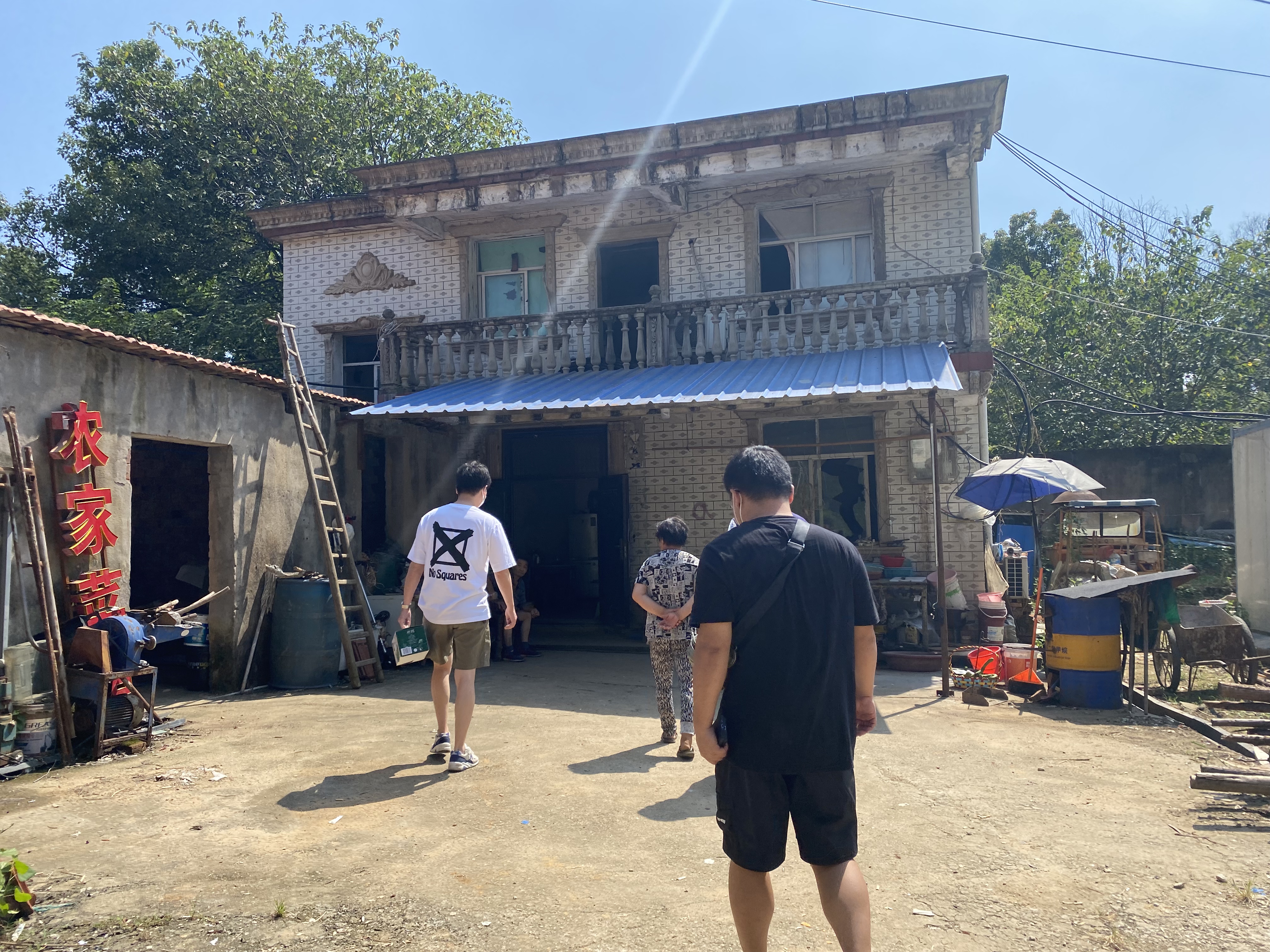 张某武的家属讲述其与雷俊的工程款纠纷。记者 谢寅宗