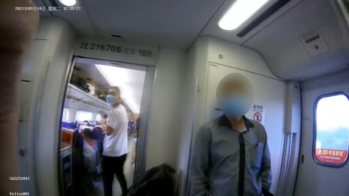 男子犯烟瘾躲进动车卫生间，导致列车制动减速被行拘五日