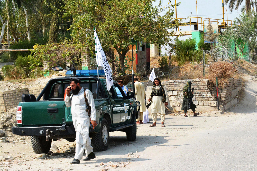 当地时间2021年9月18日，塔利班成员在贾拉拉巴德爆炸现场附近检查。人民视觉 图