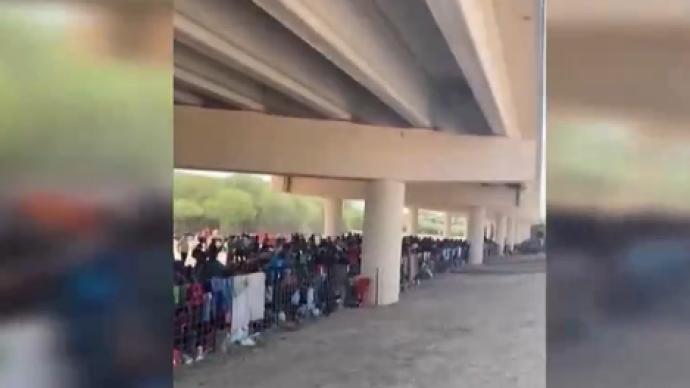 美边境执法人员“被混乱淹没”，得州一桥下滞留上万非法移民