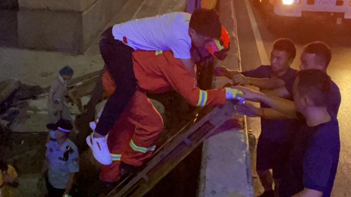 小伙深夜醉酒从桥上坠落工地：围墙过高求助消防