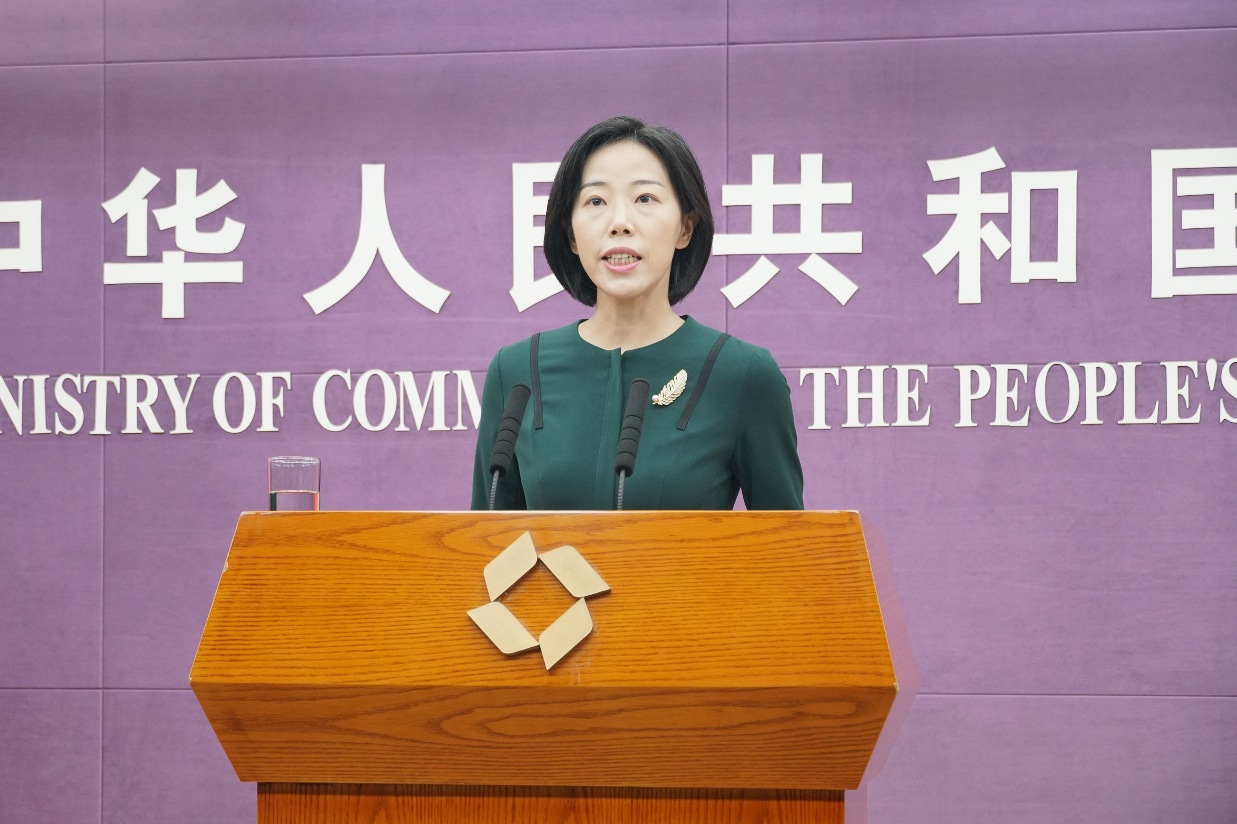 商务部财务司副司长、新闻发言人束珏婷 记者 周頔 摄