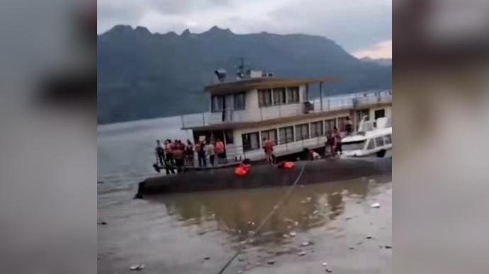 贵州六盘水一客轮侧翻，31人获救2人仍在搜救