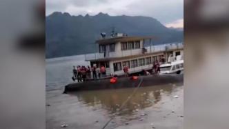 贵州六盘水一客轮侧翻，31人获救2人仍在搜救