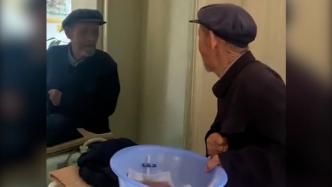 可愛又心酸！八旬老人被鏡中自己擋路發小脾氣