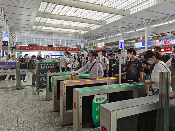 旅客经过上海虹桥站检票口。王程伟 图