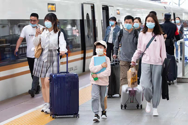 旅客在南京站有序出行。段利雷 图