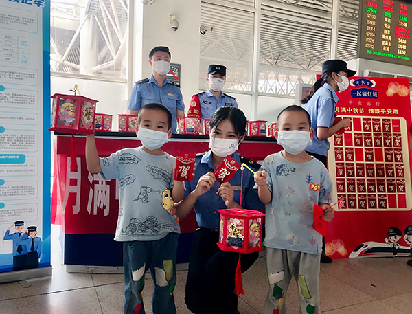 常州站工作人员向两名小旅客赠送中秋花灯。刘猛 图