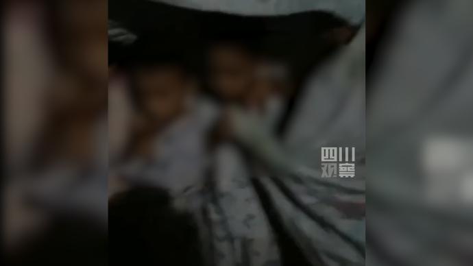 瀘縣地震幼師雨中撐被子護娃,向家長們報平安